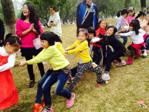 深圳民樂小學趣味運動會在九龍山生態(tài)園展開